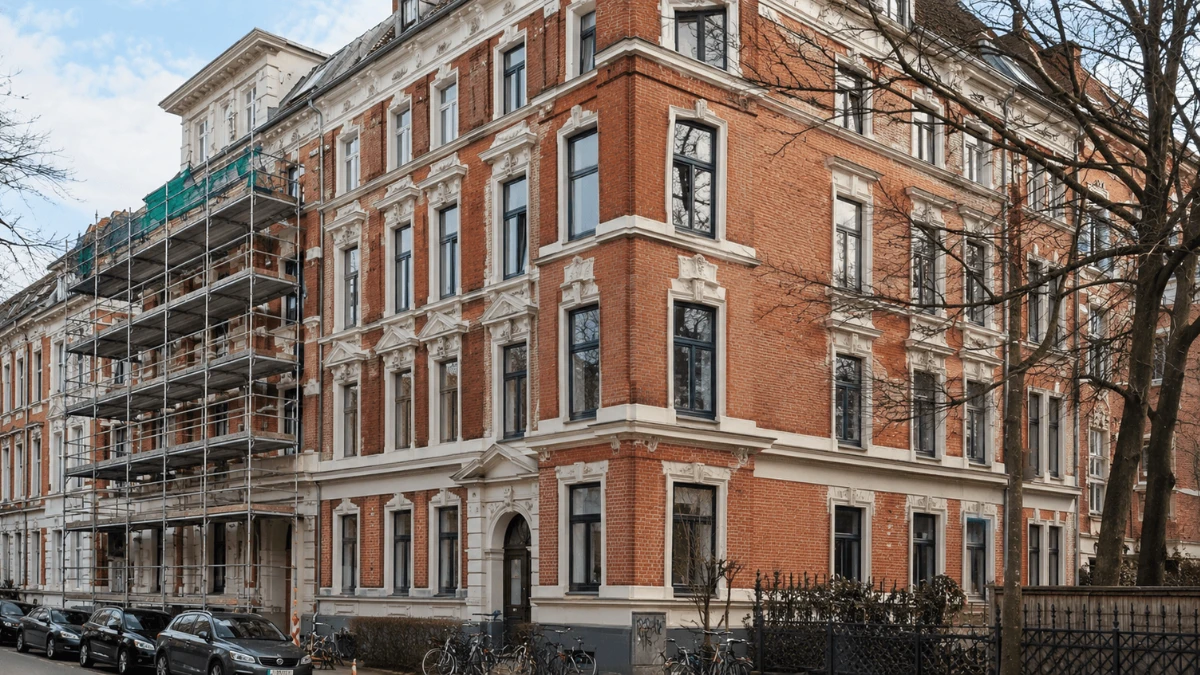 Altbausanierung Hamburg: Backsteinfassade nach energetischer Modernisierung in Eimsbüttel