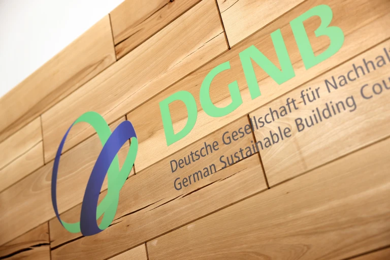 DGNB Logo auf Holzwand