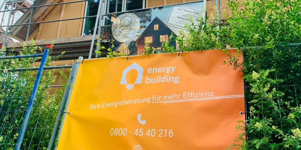 Baustellenbanner an Baustelle einer Baubegleitung Neubau KfW Energy Building in Hamburg